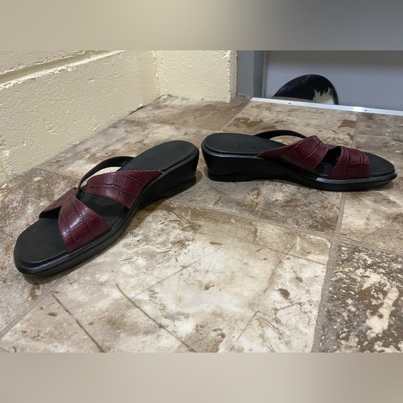 Womens Clark’s Red burgundy Leather slip on Sandals  size 7 in great condition - Picture 5 of 14